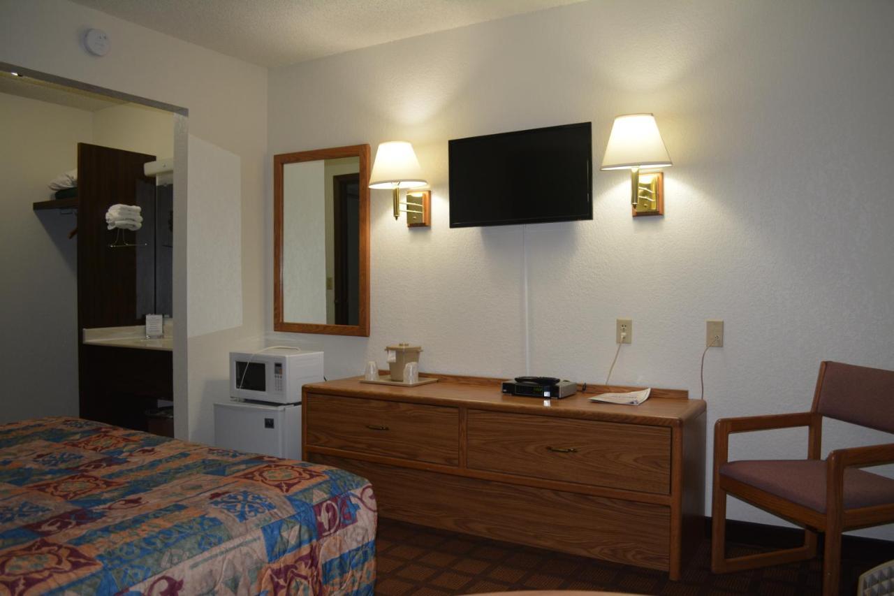 Bloomer Inn & Suites Екстер'єр фото