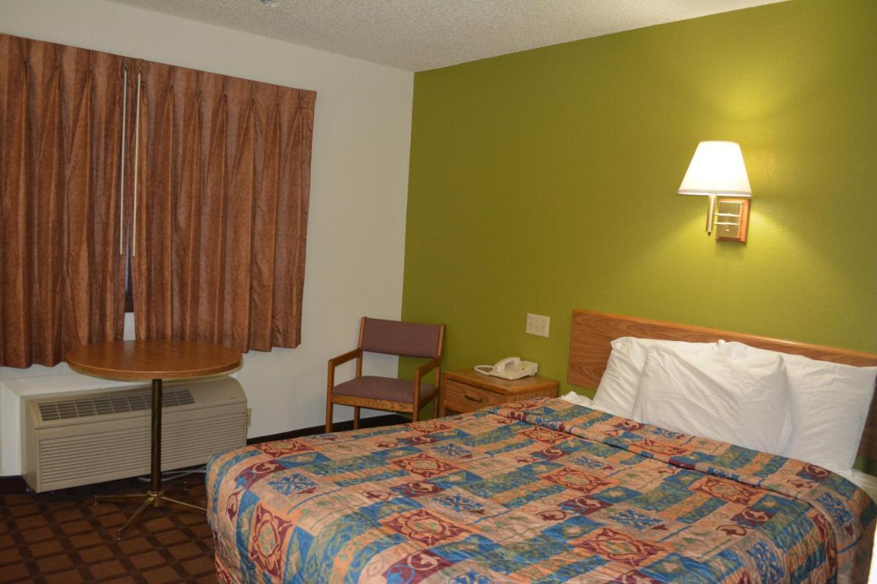 Bloomer Inn & Suites Екстер'єр фото