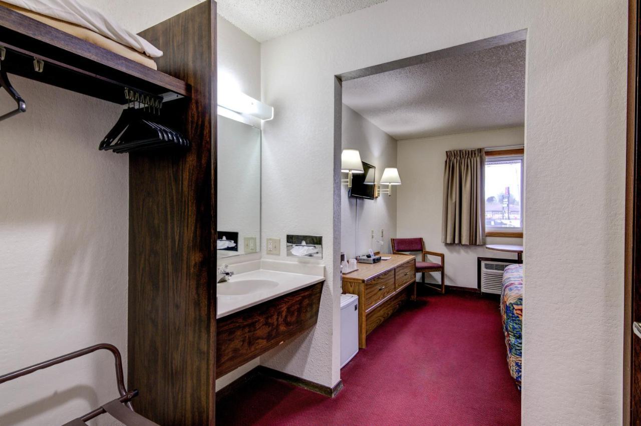 Bloomer Inn & Suites Екстер'єр фото