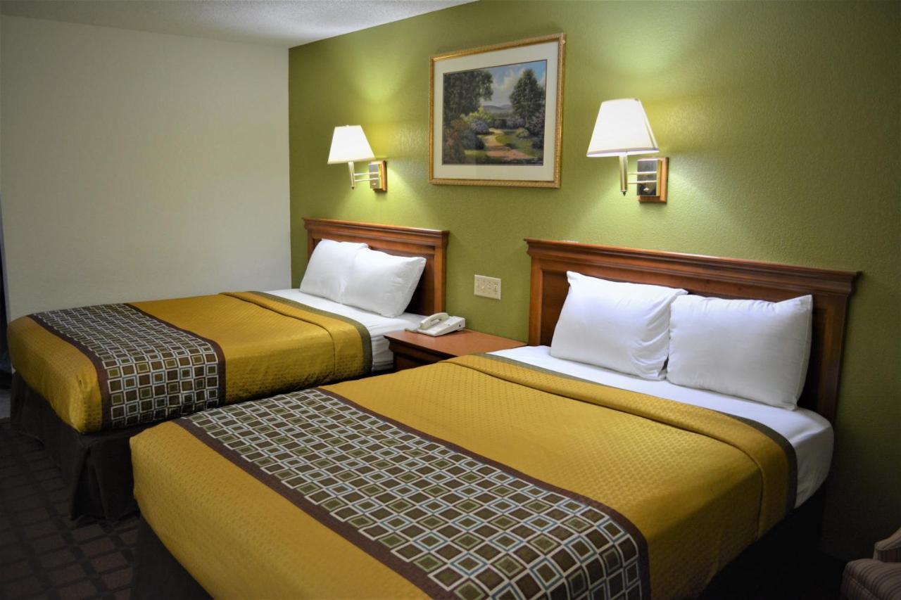 Bloomer Inn & Suites Екстер'єр фото