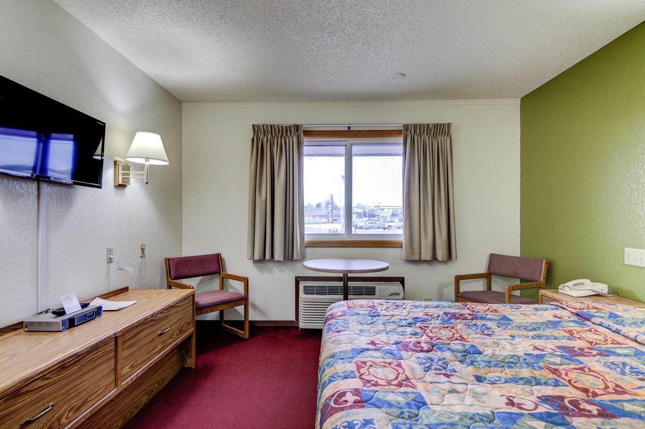 Bloomer Inn & Suites Екстер'єр фото
