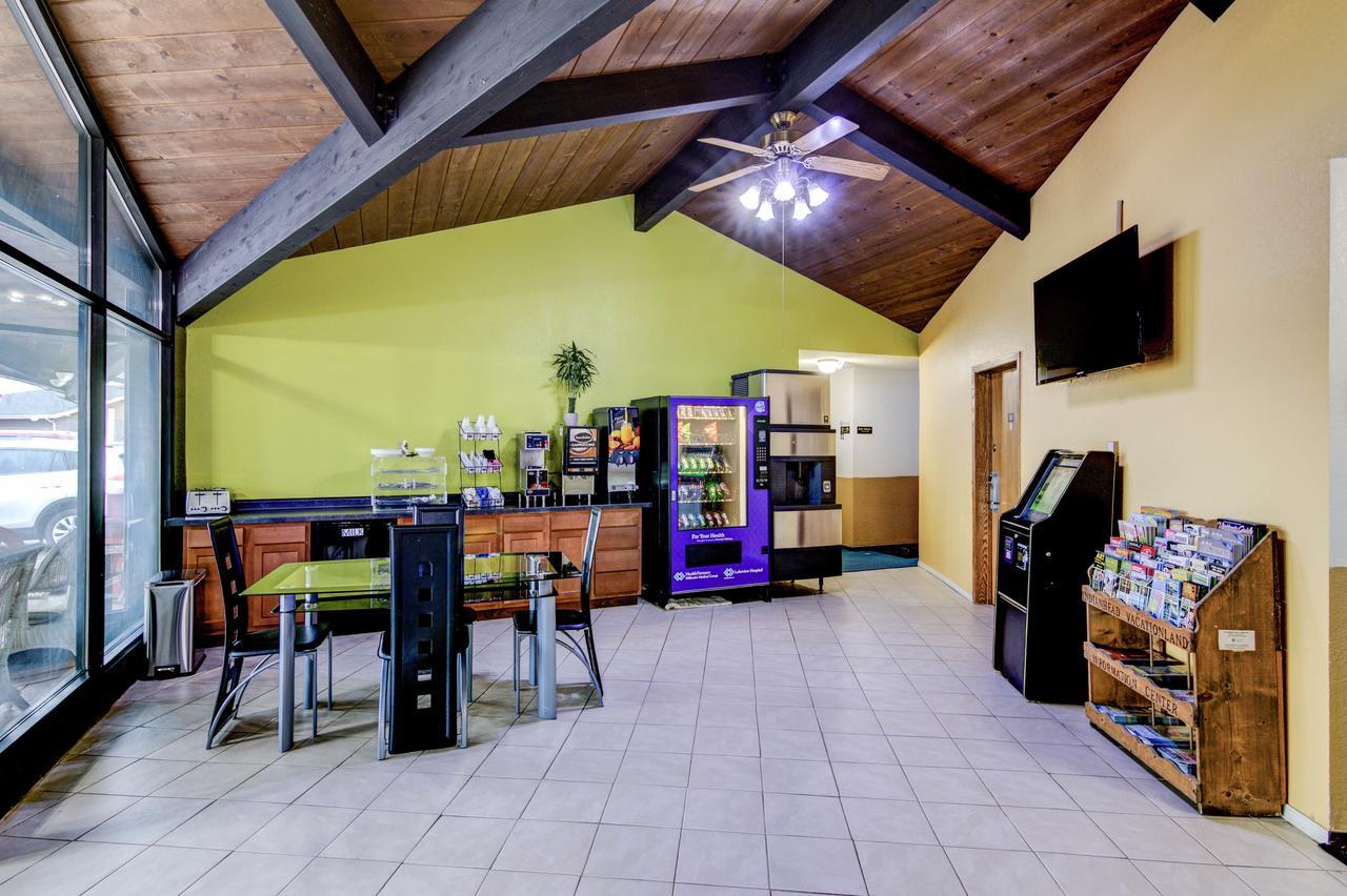 Bloomer Inn & Suites Екстер'єр фото