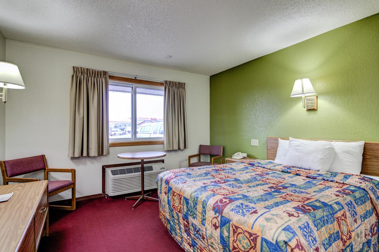 Bloomer Inn & Suites Екстер'єр фото