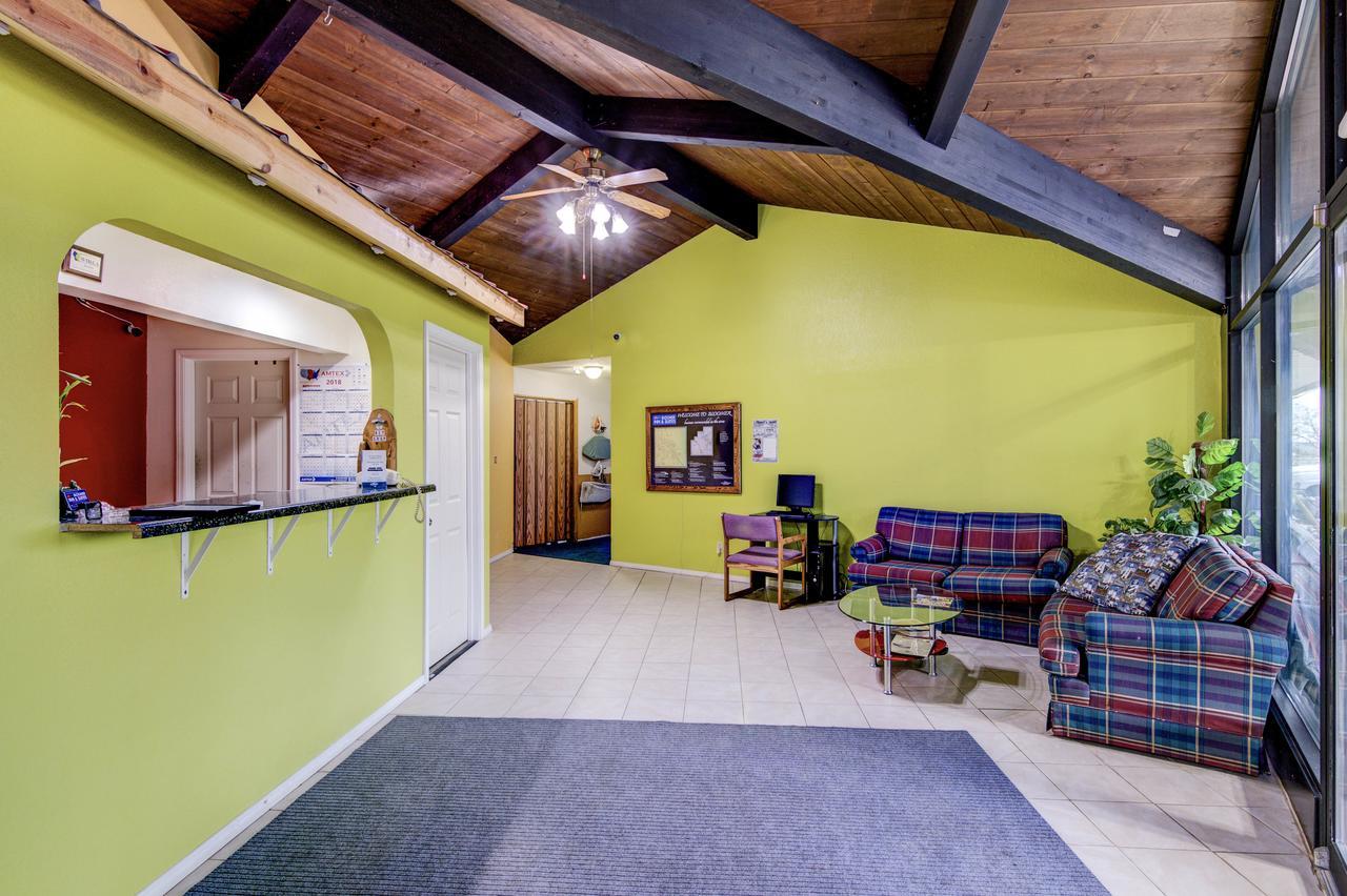 Bloomer Inn & Suites Екстер'єр фото