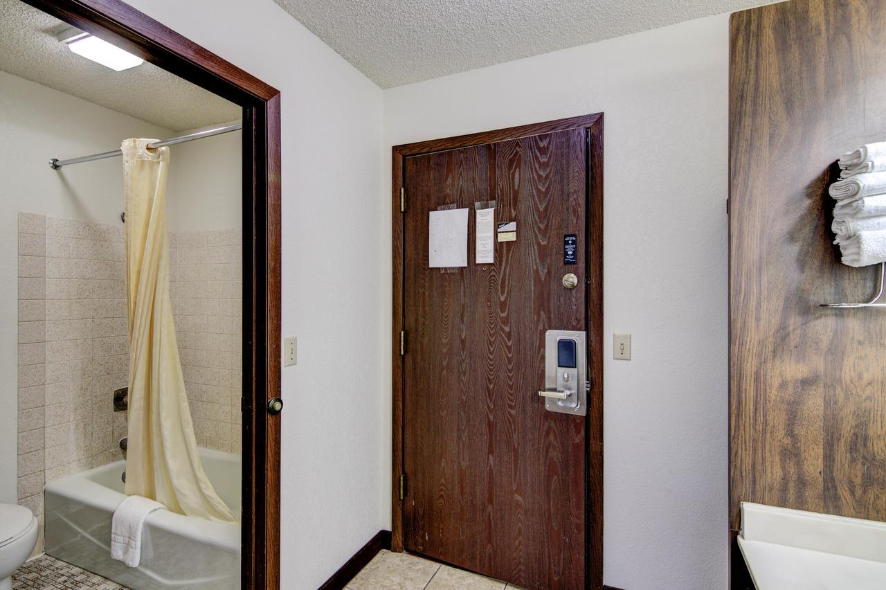 Bloomer Inn & Suites Екстер'єр фото