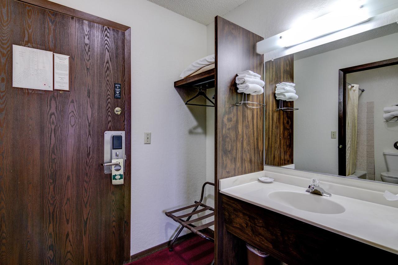 Bloomer Inn & Suites Екстер'єр фото
