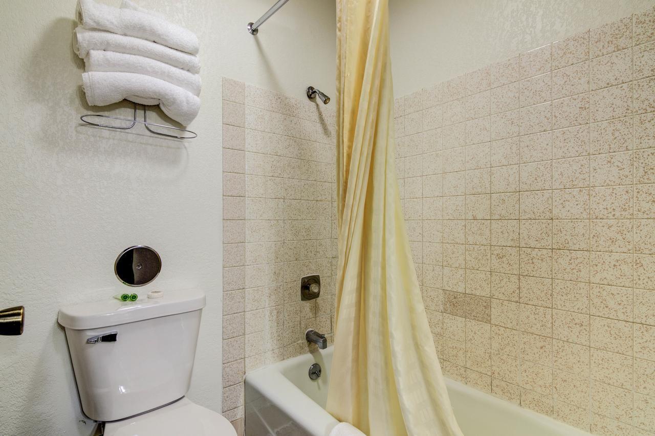 Bloomer Inn & Suites Екстер'єр фото