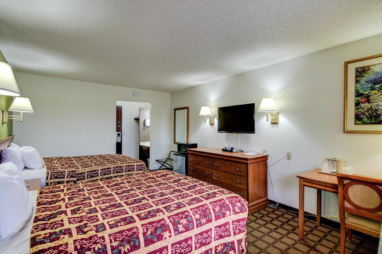 Bloomer Inn & Suites Екстер'єр фото