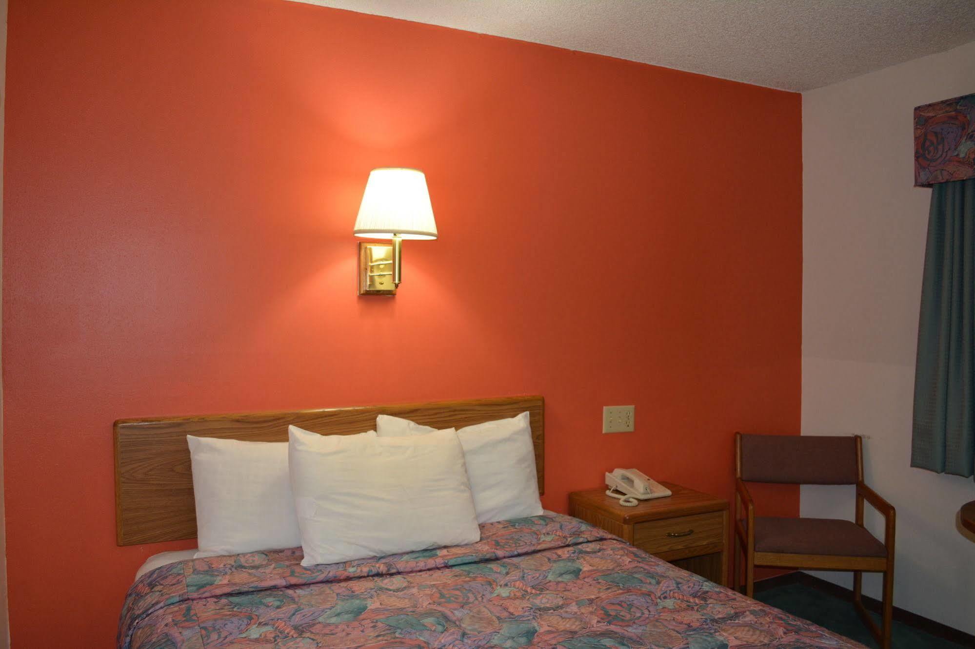 Bloomer Inn & Suites Екстер'єр фото