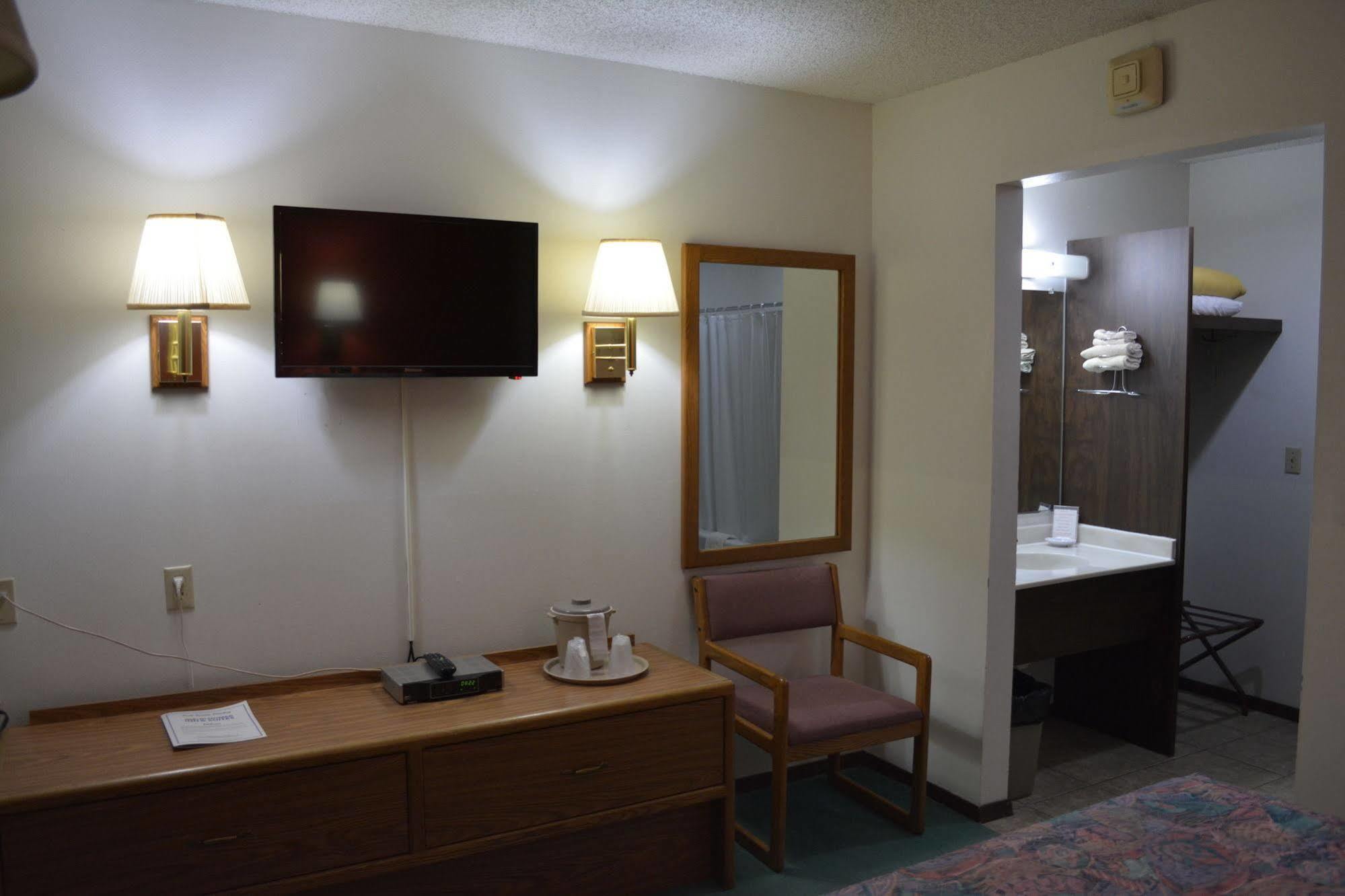 Bloomer Inn & Suites Екстер'єр фото