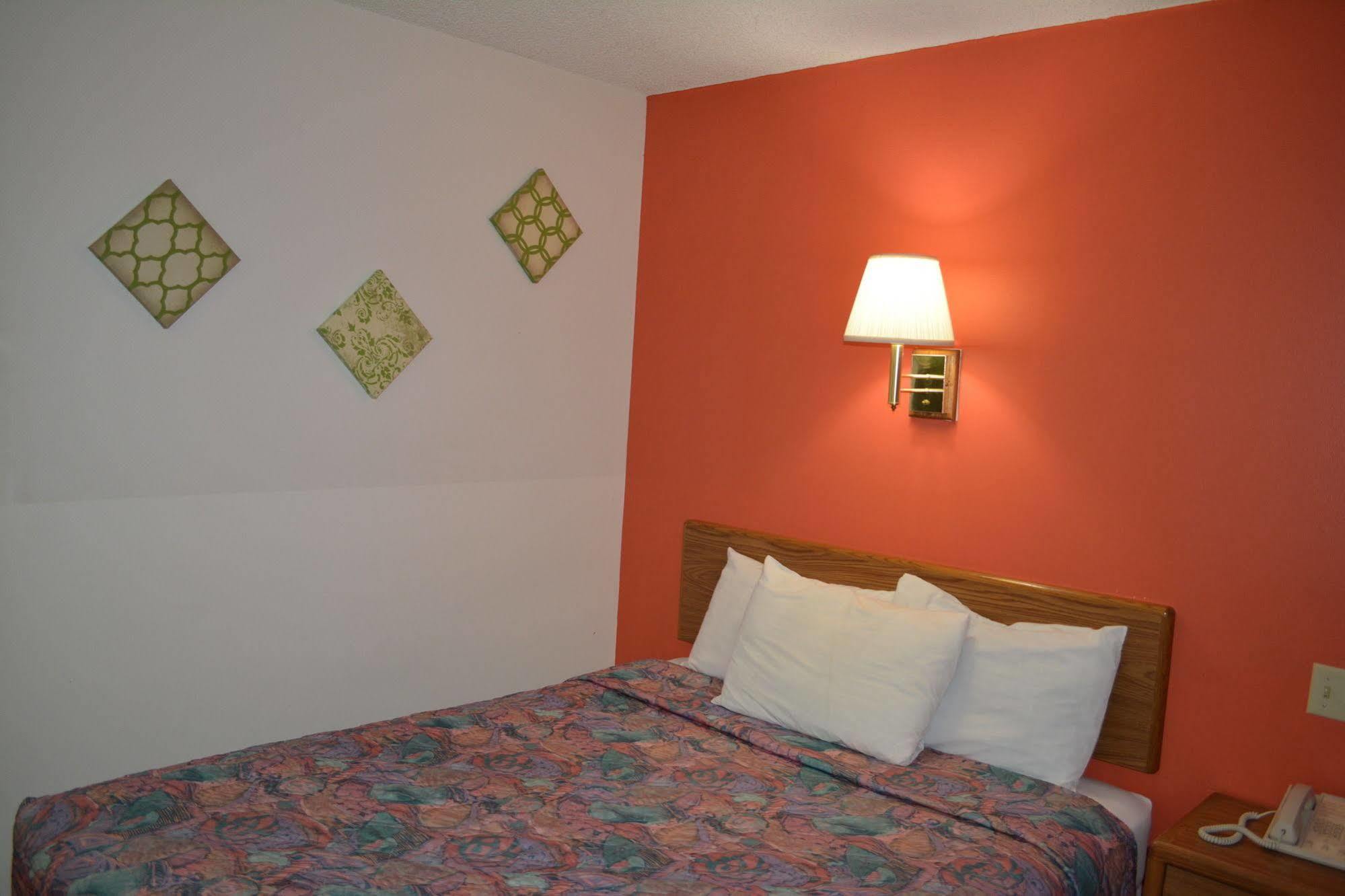 Bloomer Inn & Suites Екстер'єр фото